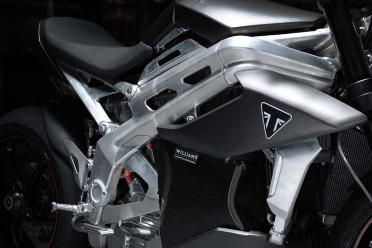 Das Aluchassis nimmt Anleihen an bekannten Motorrädernd von triumph