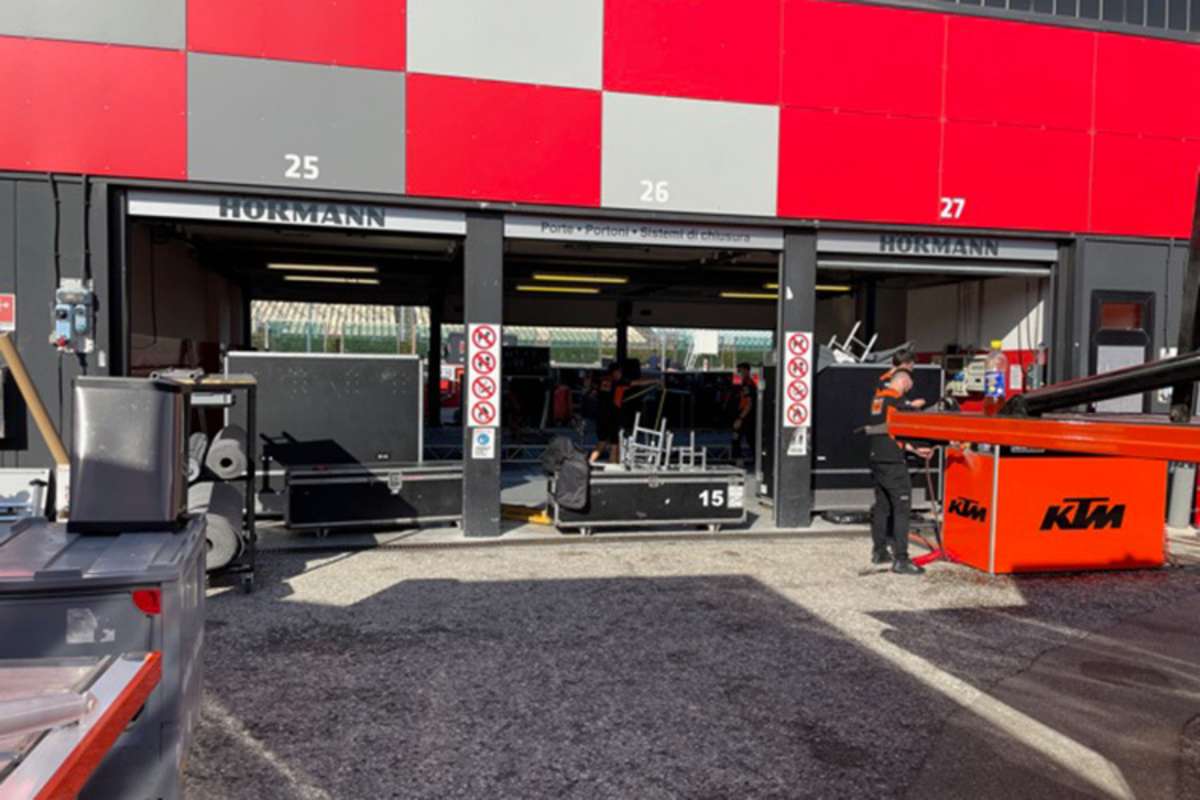 Das KTM-Tech3-MotoGP-Team beim Einräumen der Boxen am Mittwoch