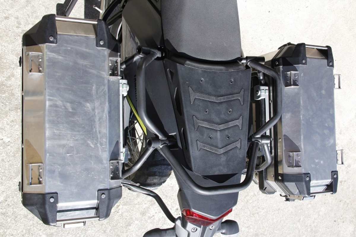 Weniger liebevoll gemacht: Alukoffern mit unnötiger Überbreite