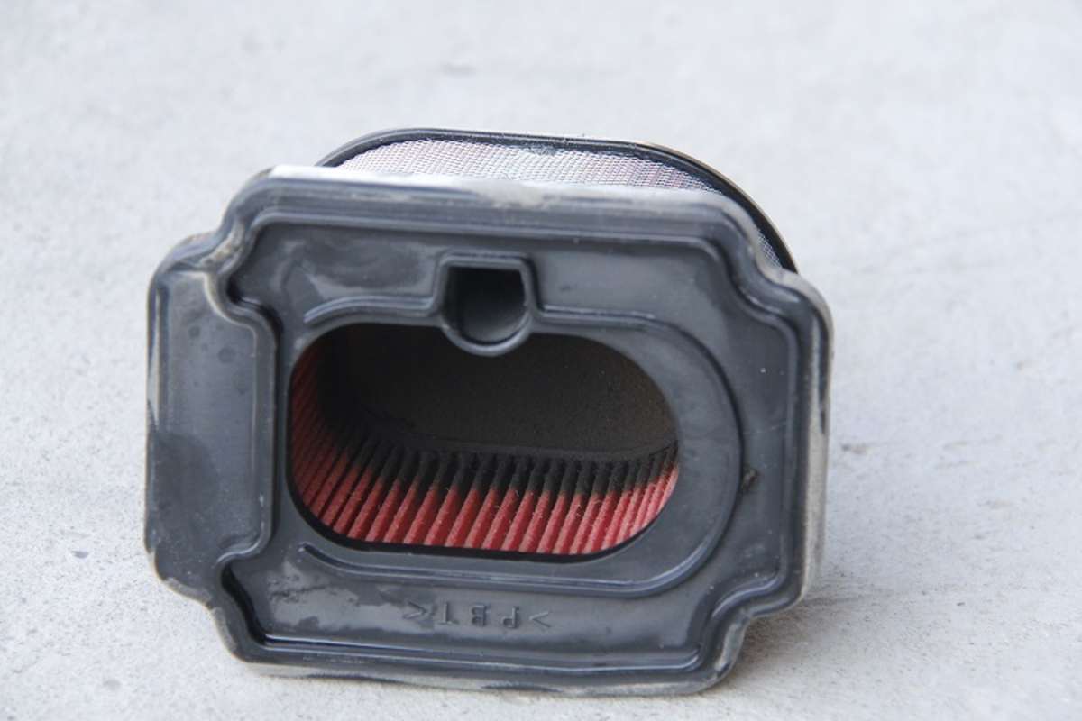 Hat seine Aufgabe erfüllt: Der Luftfilter nach zahlreichen Kilometern auf den staubigen Pisten der Hardalpi