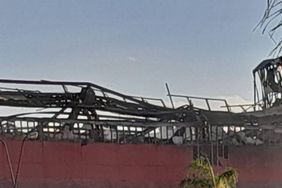 Von der Dachkonstruktion blieb nur noch das Stahlgerüst übrig