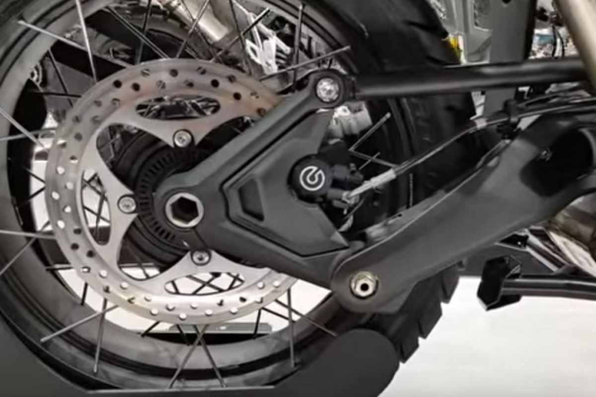 Einen Dreizylinder bietet in diesem Hubraumsegment nur Triumph, als zugabe gibts einen Auspuff in Edelstahl