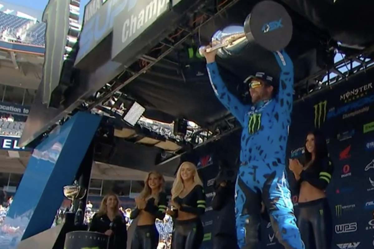 Eli Tomac erhält die Siegestrophäe