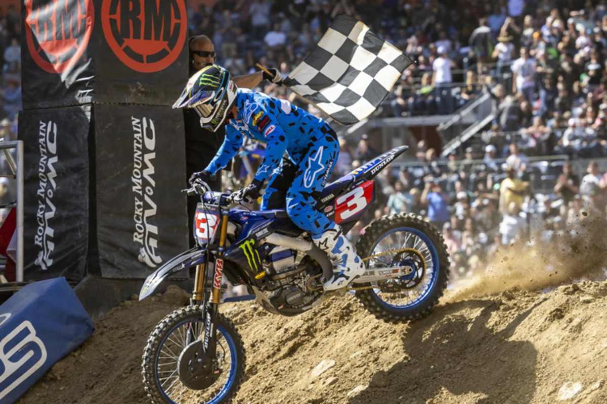 Eli Tomac überquert in Denver die Ziellinie als Champion