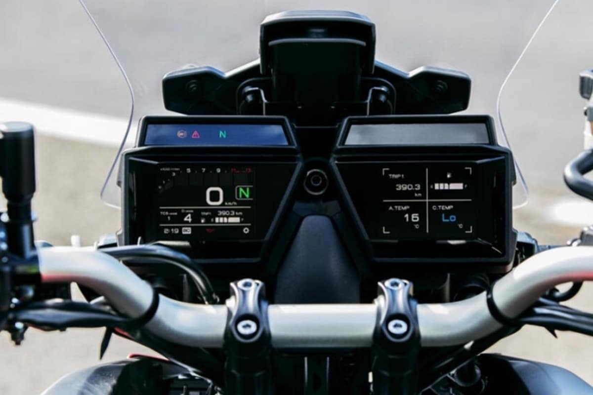 Gleich zwei Farbdisplays informieren im Cockpit der Yamaha Tracer 9