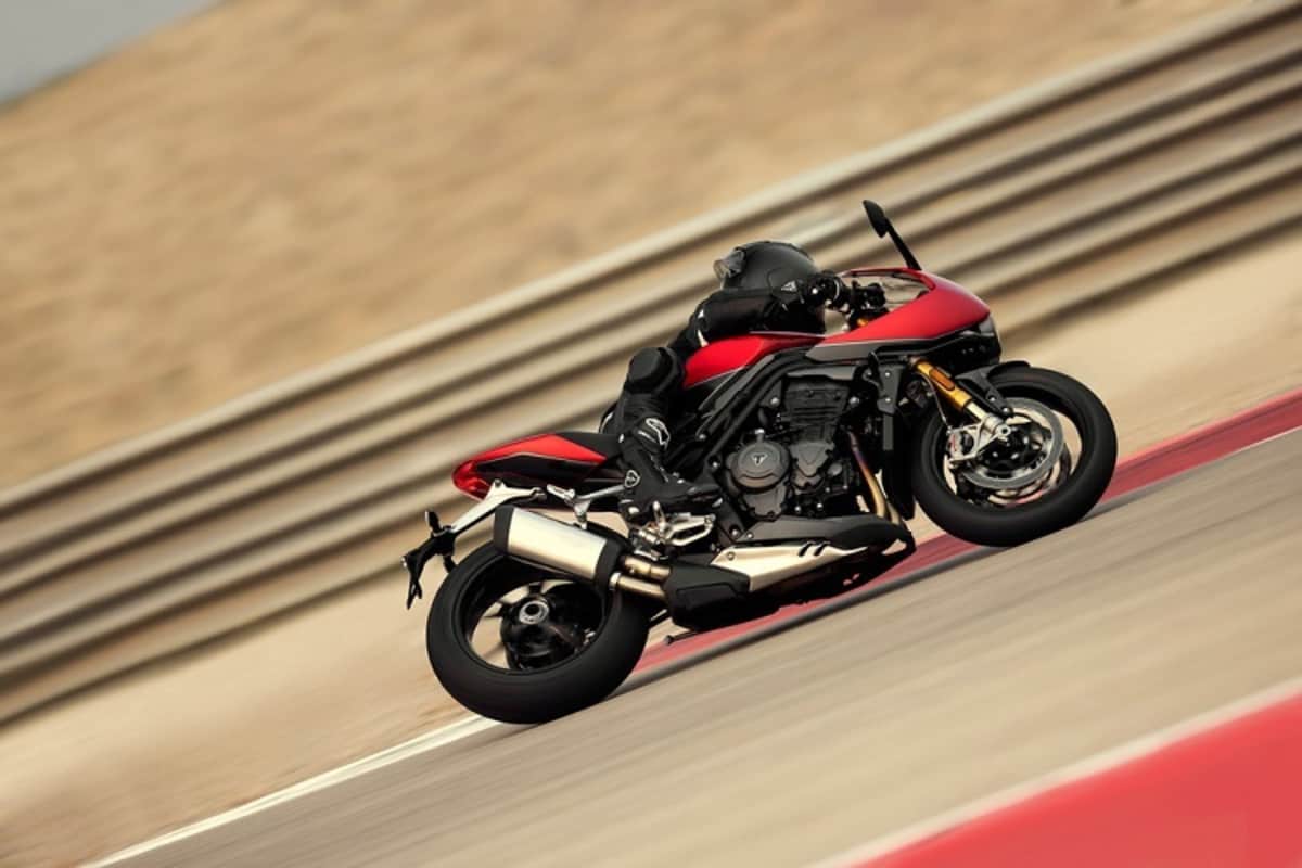 Die sportliche Sitzhaltung auf der Triumph Speed Triple RR passt auch für den Einsatz auf der Rennstrecke
