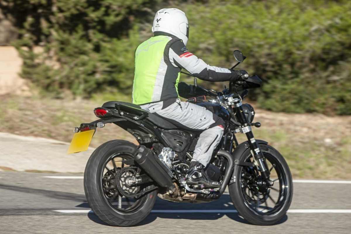 Geht diese Triumph in Produktion, dann baut Bajaj zwei unterschiedliche Einsteigermaschinen, eine für KTM, die andere für Triumph