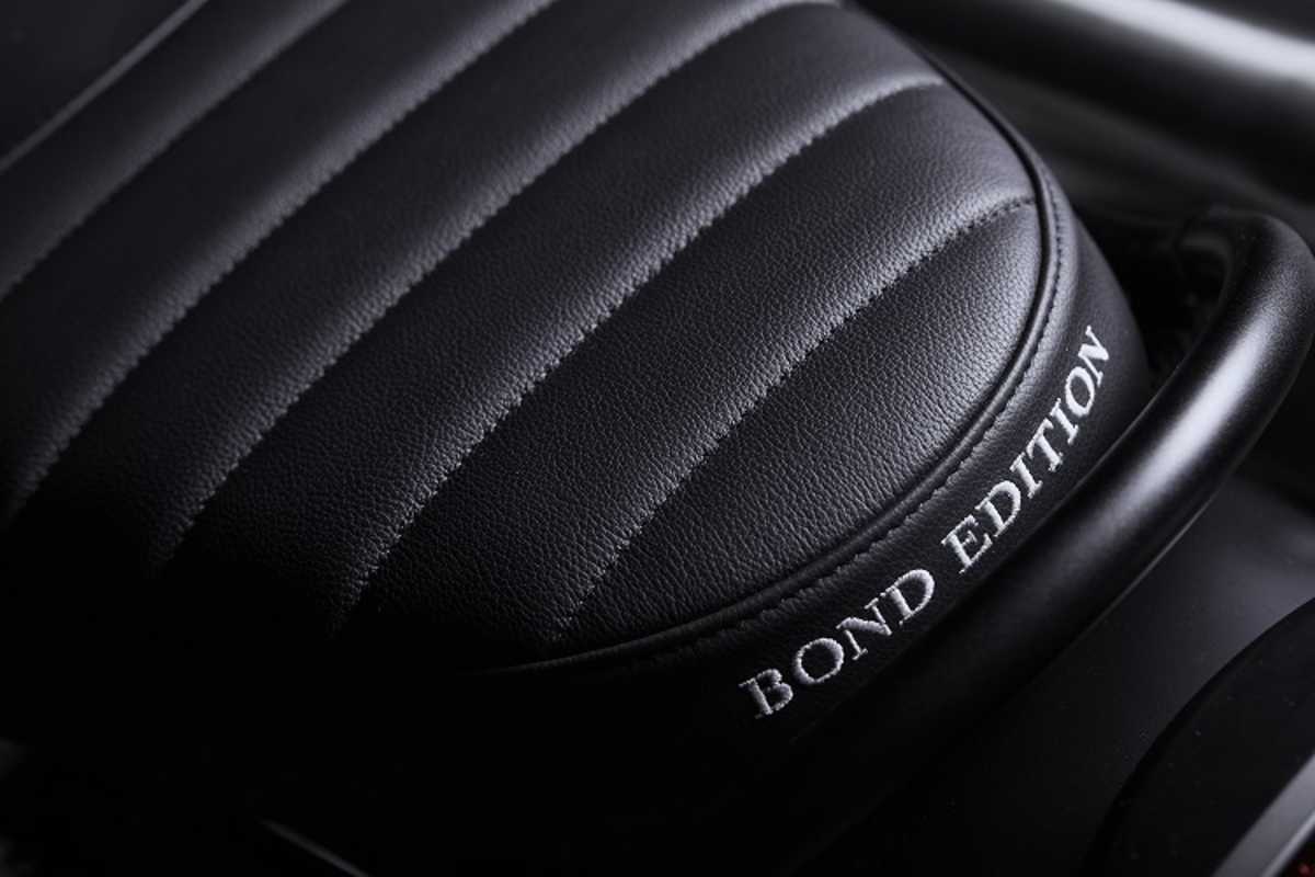 Gestickter Schriftzug an der Sitzbank: Damit Hinterherfahrende oder Überholte gleich wissen, mit wem sie es zu tun haben