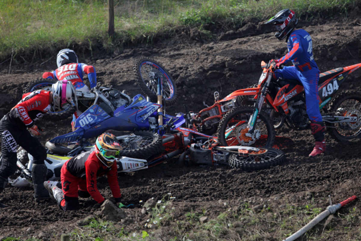 Massencrash nach dem Start, Maximilian Werner (#494) wird aufgehalten