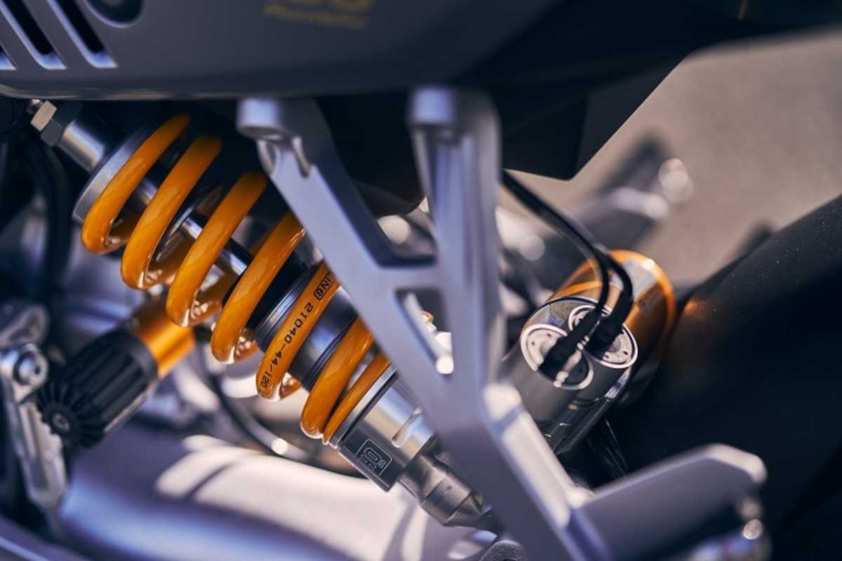 Rückständig ist anders: Semiaktives Öhlins-Fahrwerk