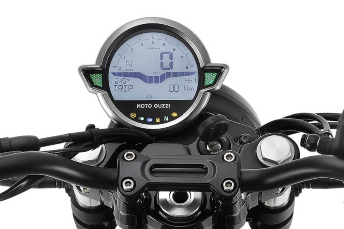 LED-Beleuchtung und ein digitales Kombi-Instrument zeichnen die V7 Stone aus