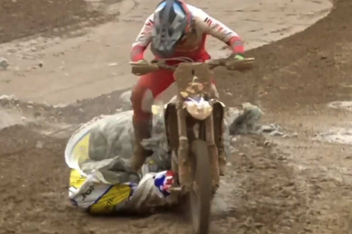 Jeremy van Horebeek bleibt an der Streckenbegrenzung hängen