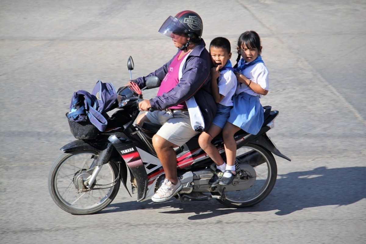 Kinder in Schuluniform: Da werden Kinder zur Schule gefahren