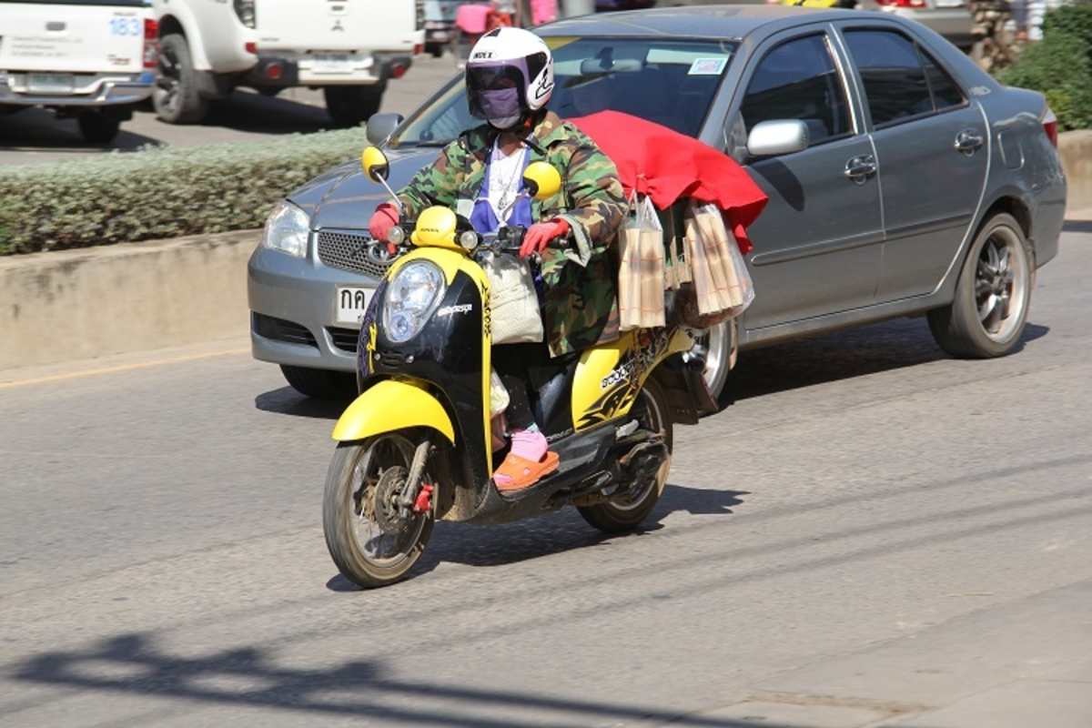 Bauer vom Land bringt sein Gemüse auf den Markt - natürlich mit einem Fahrzeug, das wenig Kosten verursacht
