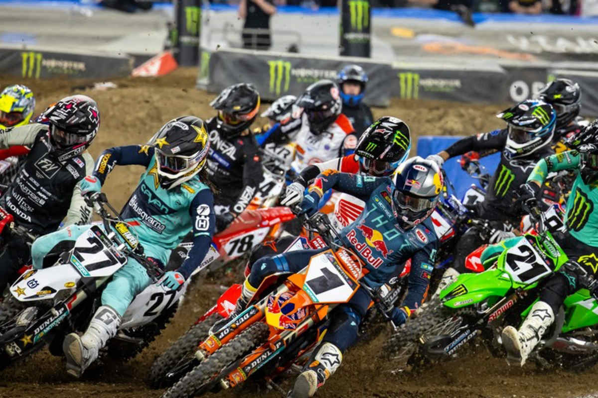 Cooper Webb führt in der ersten Kurve nach dem Start