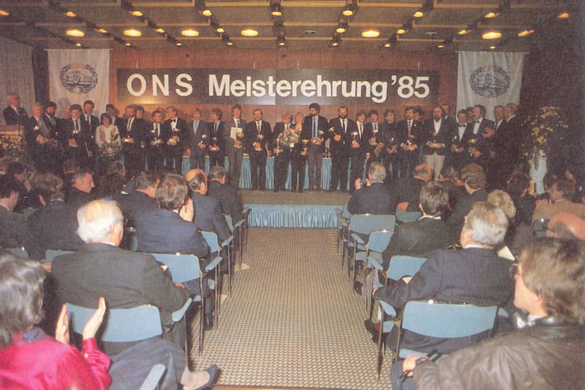 Gedränge auf der Bühne: Gruppenbild mit den ONS-Champions des Jahres 1985