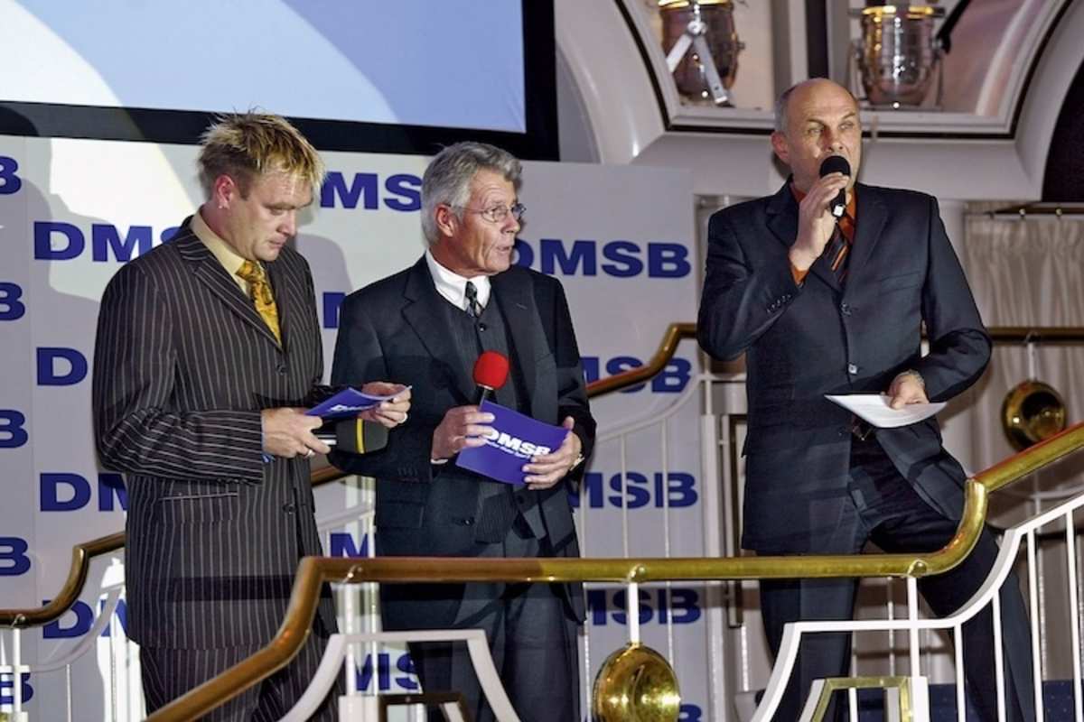 Exklusive und helle Atmosphäre: Feierliche DMSB-Meisterehrung als Abend-Event im Rotunde-Saal des Hotels Petersberg in Bonn mit den drei Moderatoren Mielke, Braun und Bechtel (von li.)