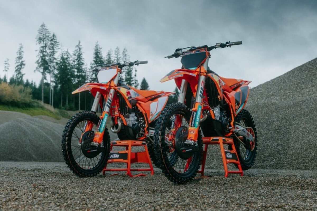 Sehen nicht nur aus wie die Werkksmotorräder von Eli Tomac, Aaron Plessinger und Jorge Prado: Die Factory Editions von KTM
