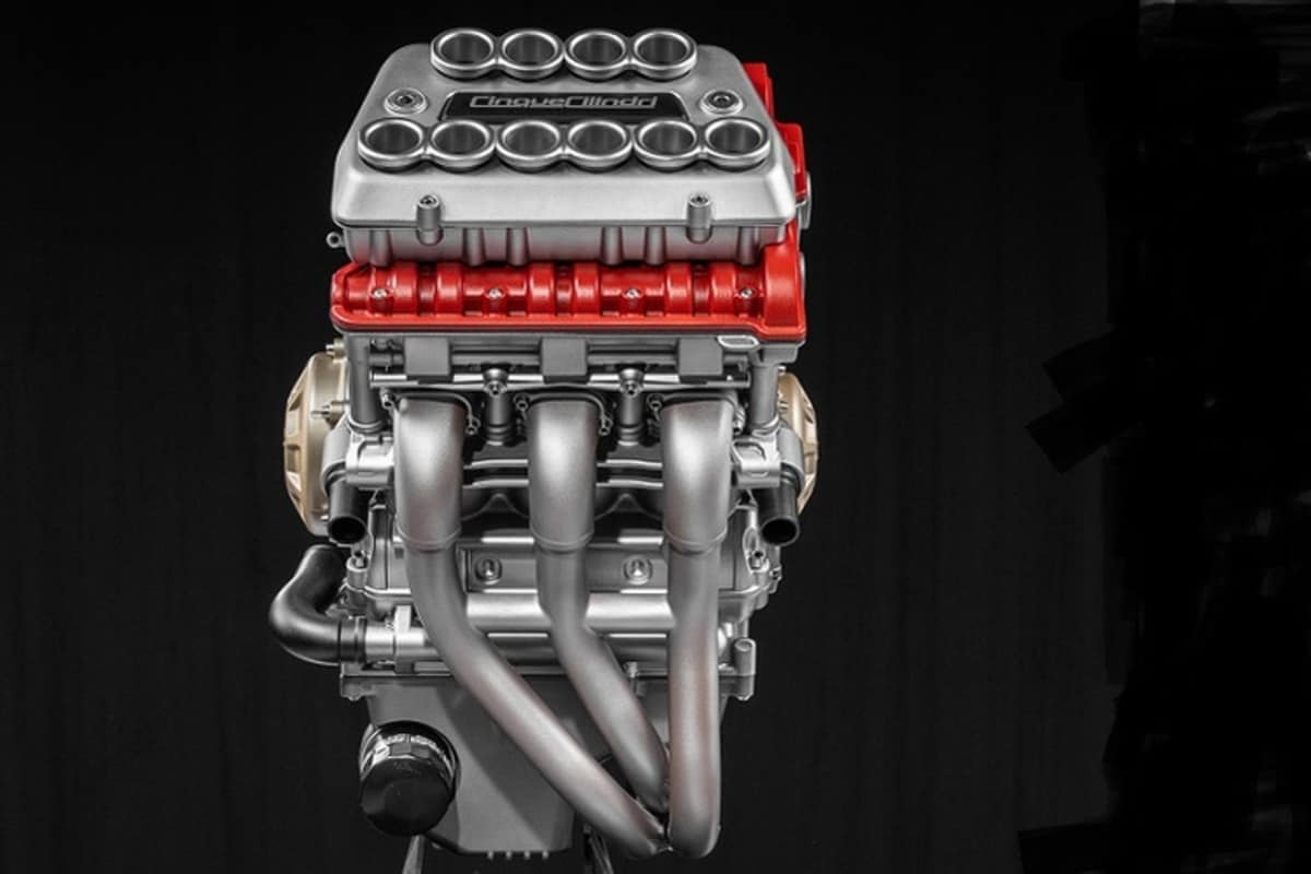 Und die Einlasskanäle, sind die zwischen den Nockenwellen angeordnet?