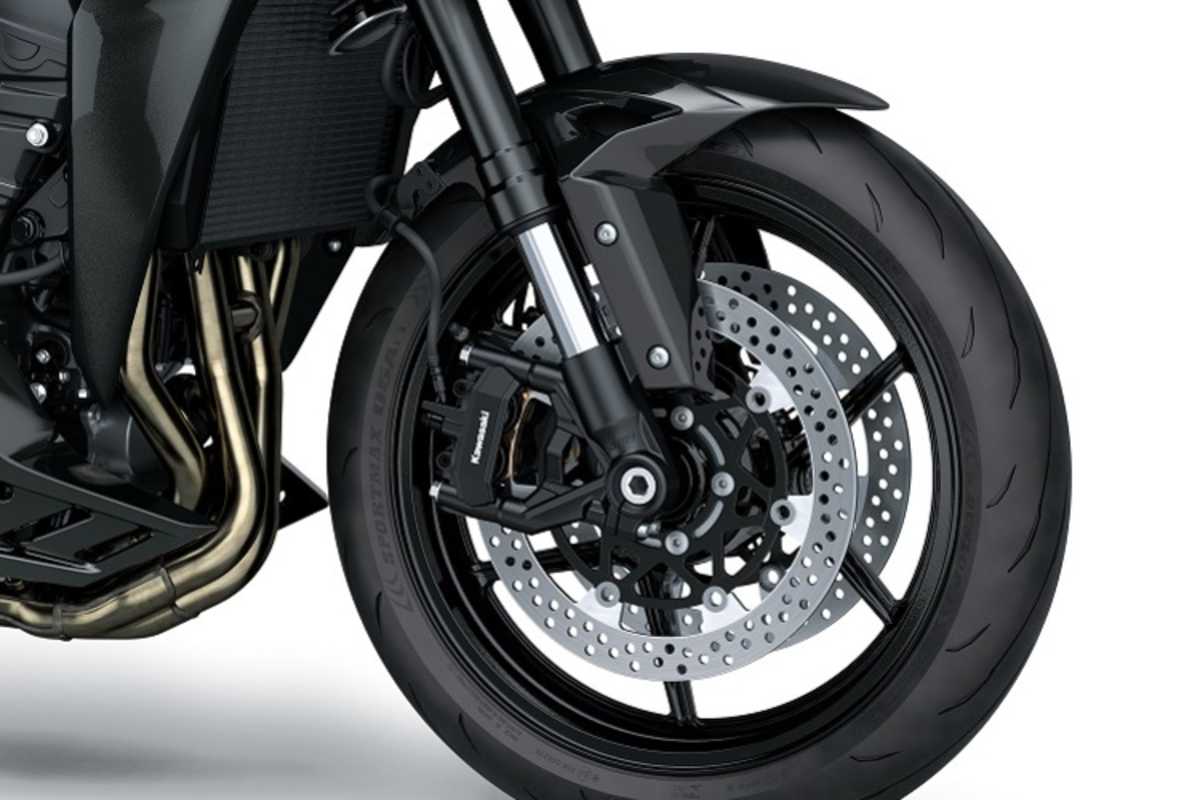 Schwarze Felgen und Noname-Bremszangen an der Basisversion der Kawasaki Z1100