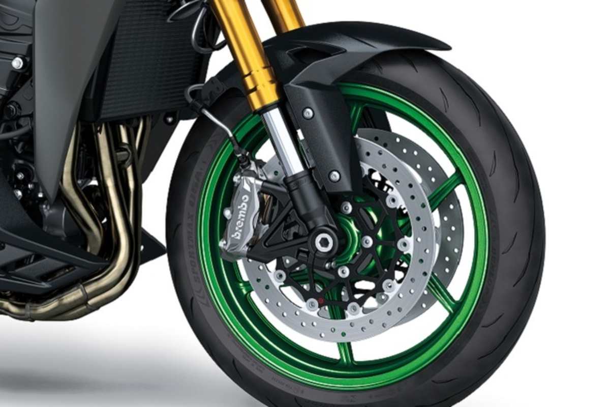 Die SE-Version ist 1800 € teurer und bietet unter anderem Brembo-Radialbremszangen