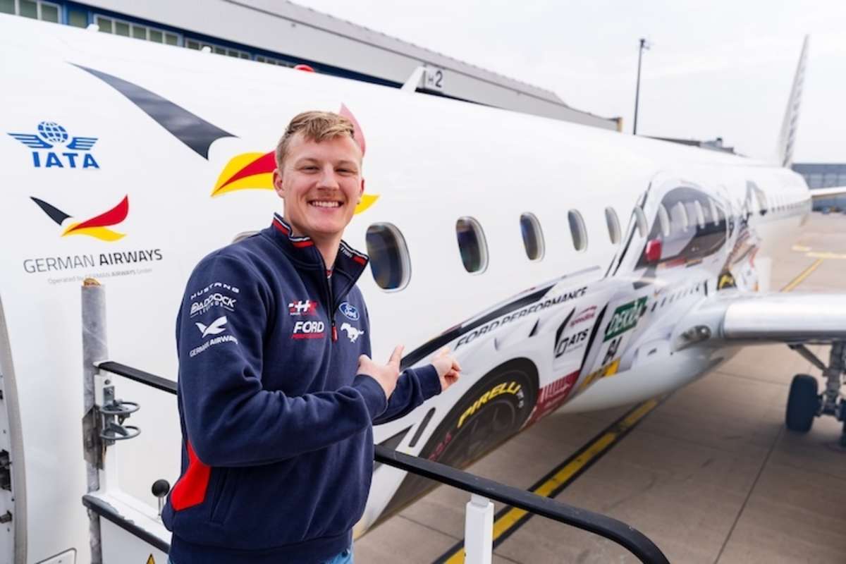 Fabio Scherer vor seinem Ford Mustang GT3, der ebenfalls auf der Embraer verewigt ist