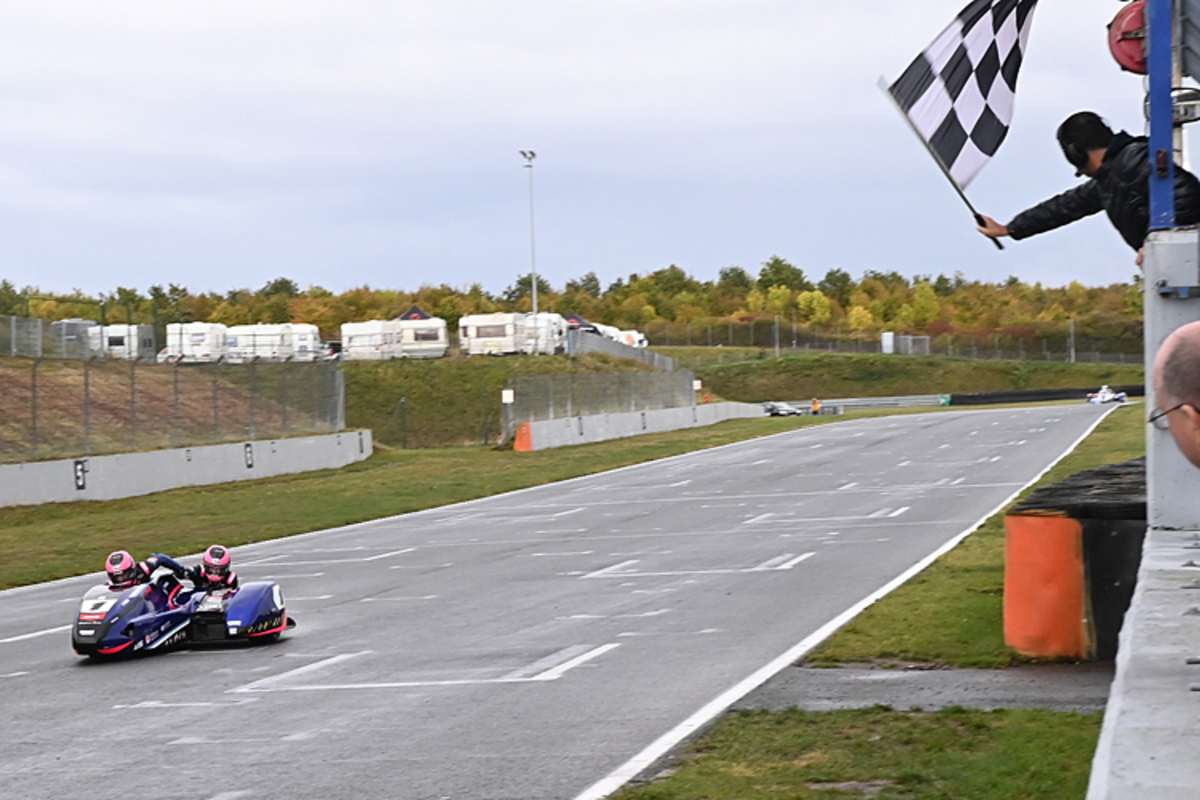Harry Payne gratuliert Kevin Rousseau bei der Zieldurchfahrt zum WM-Titel