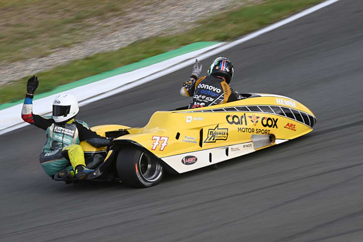 Tim Reeves und Ferry Segers müssen das Rennen mit gebrochenem Auspuff aufgeben