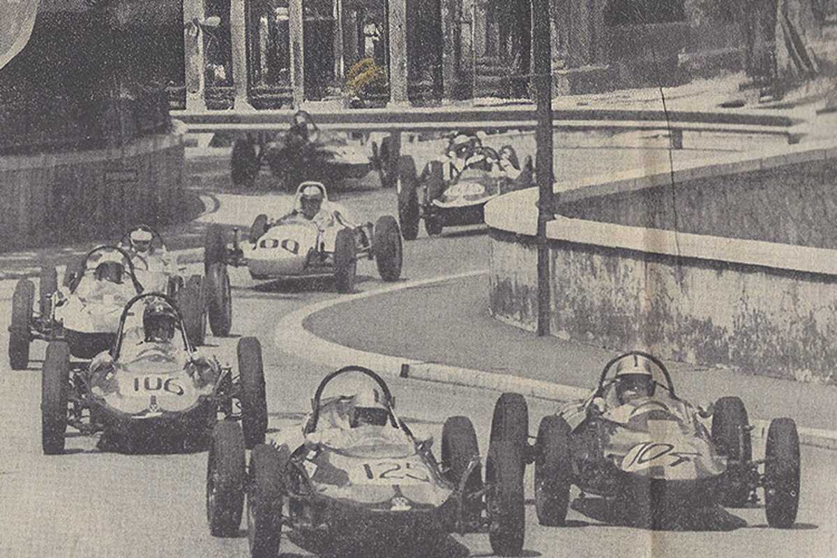 Heißes Gefecht: Formel V-Meute in der Startrunde zwischen Mirabeau- und Loew’s-Kurve – in Führung Riedl vor Huber und Marko