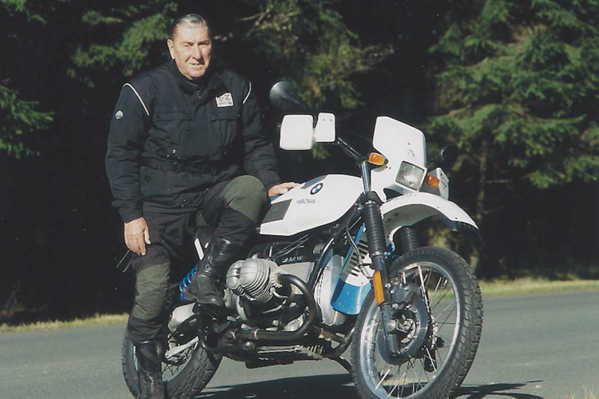Große Freiheit: Luck mit 87 neben seiner BMW Enduro