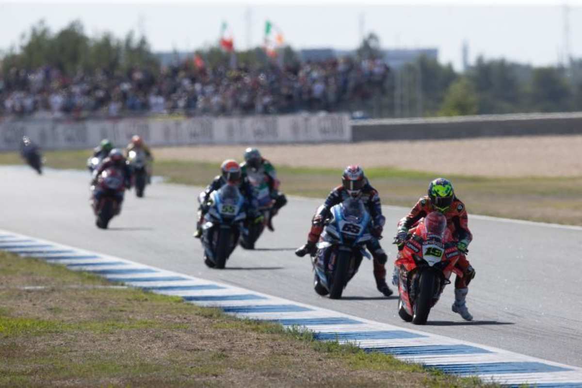 Álvaro Bautista führt das Feld an