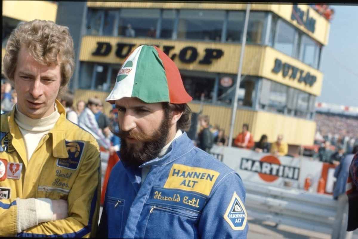 «Schieben wir gleich zusammen?»: Bertil Roos (links) und Harald Ertl 1970 vor ihrem Formel V-Start in Hockenheim