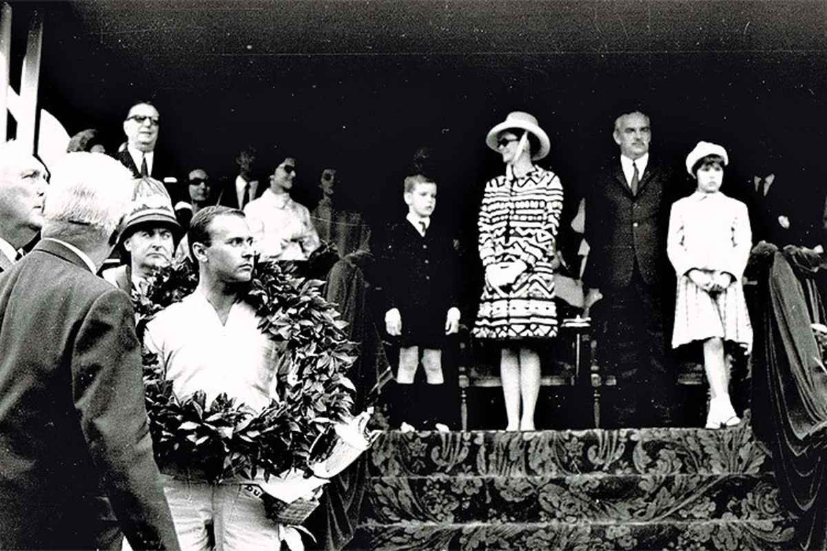Bitte ein Sieger-Lächeln: Werner Riedl verlässt die Fürstenloge mit Kranz und Pokal, blickt aber ziemlich missmutig drein
