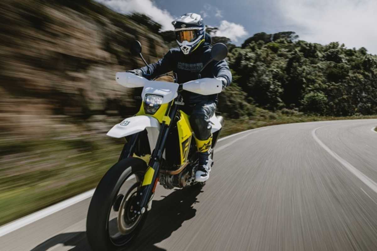 Auf verwinkelten Bergstrassen eine Macht: Husqvarna 701 Supermoto