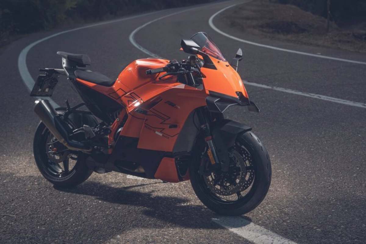 Die neue KTM RC990 RC R rollt ab Oktober 2025 vom Band
