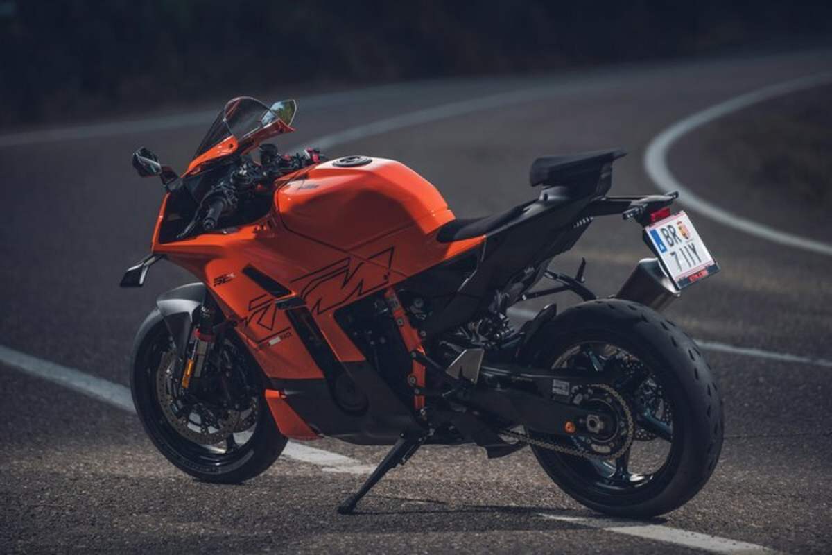 Die neue KTM RC990 RC R rollt ab Oktober 2025 vom Band
