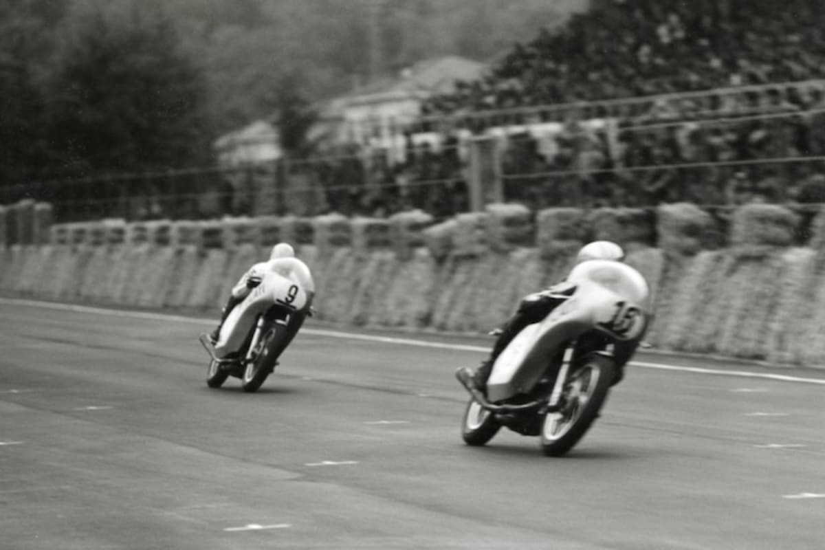 Paul Smart und Bruno Spaggiari auf der 750 Imola Desmo im Jahr 1972