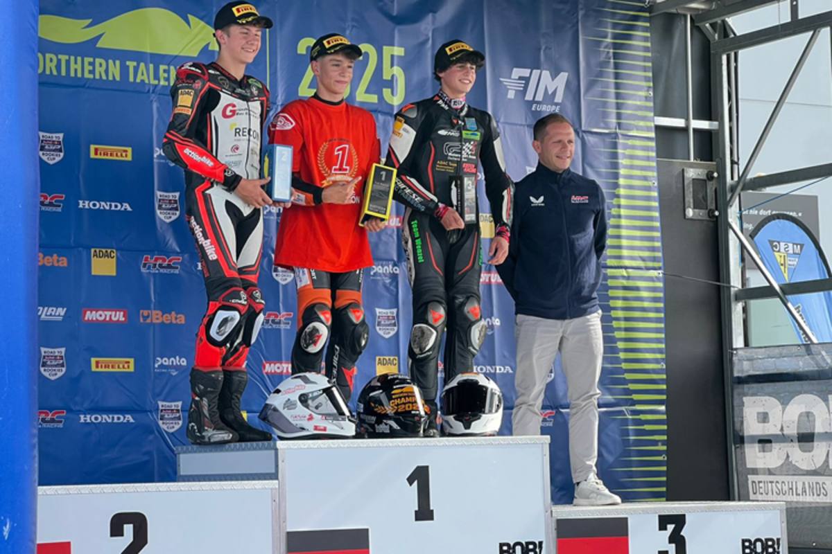 Pokale für die NTC-Cup-Sieger von Stefan Bradl (re.)