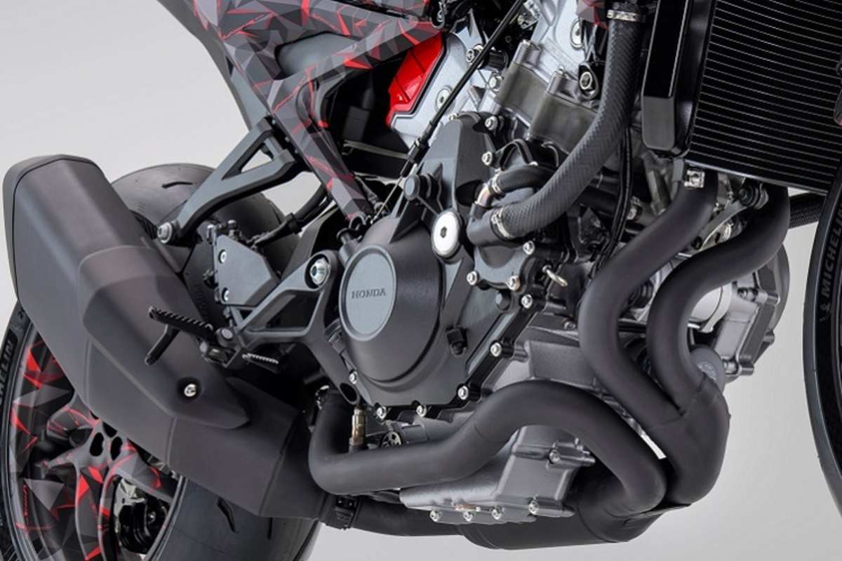 Der V3 scheint sehr schmal zu bauen, die Auspuffkrümmer scheinen organisch gewachsen