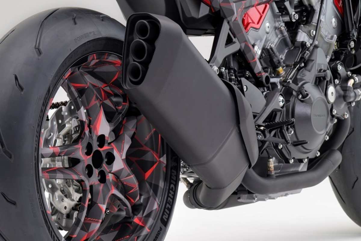 Einarmschwinge und ein schlanker, origineller Auspuff