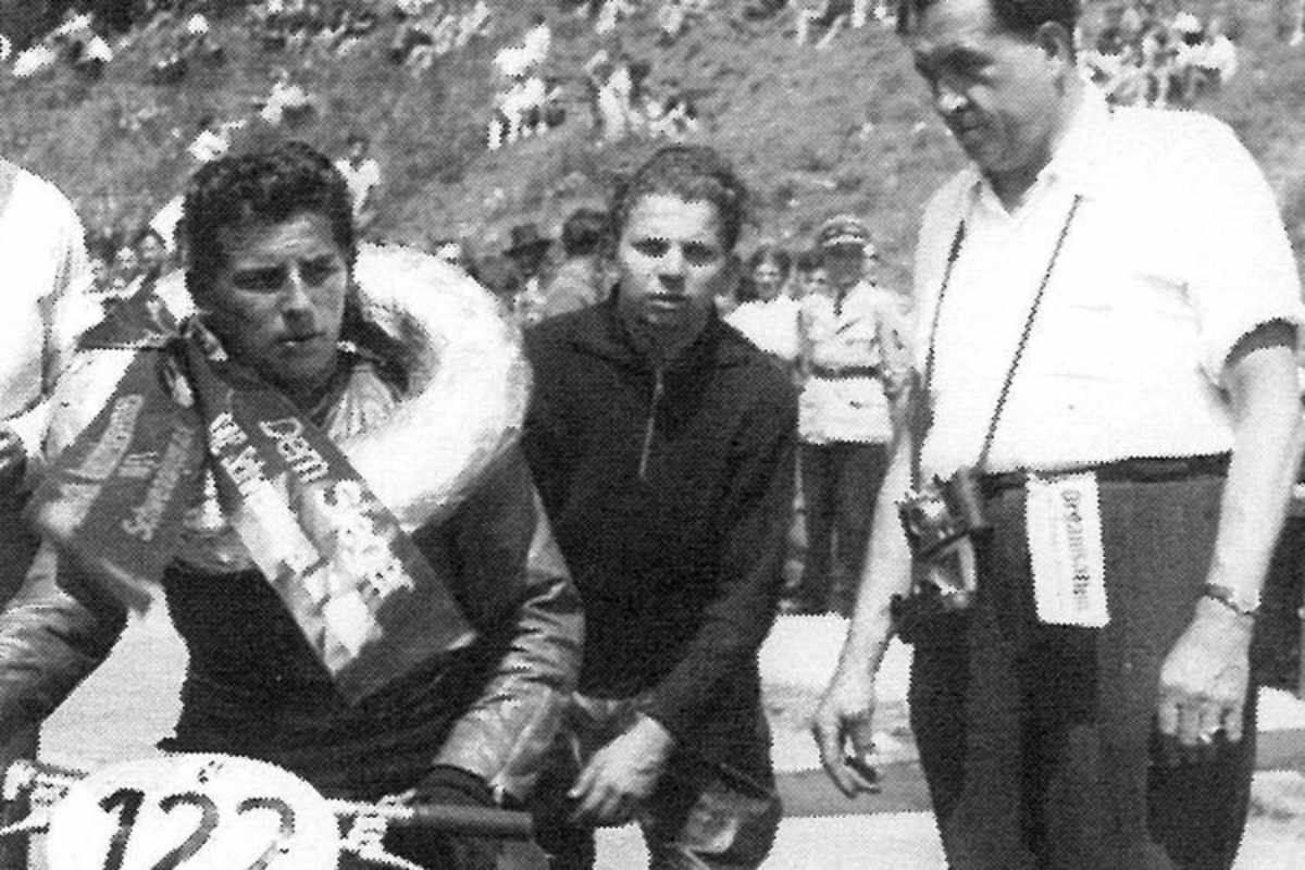 Hammerstatt-Sieger Siegfried Schlenker (1950) auf seiner Norton-Rennmaschine mit Siegerkranz, Rivale und Freund Werner Martin sowie Vater Ernst Schlenker