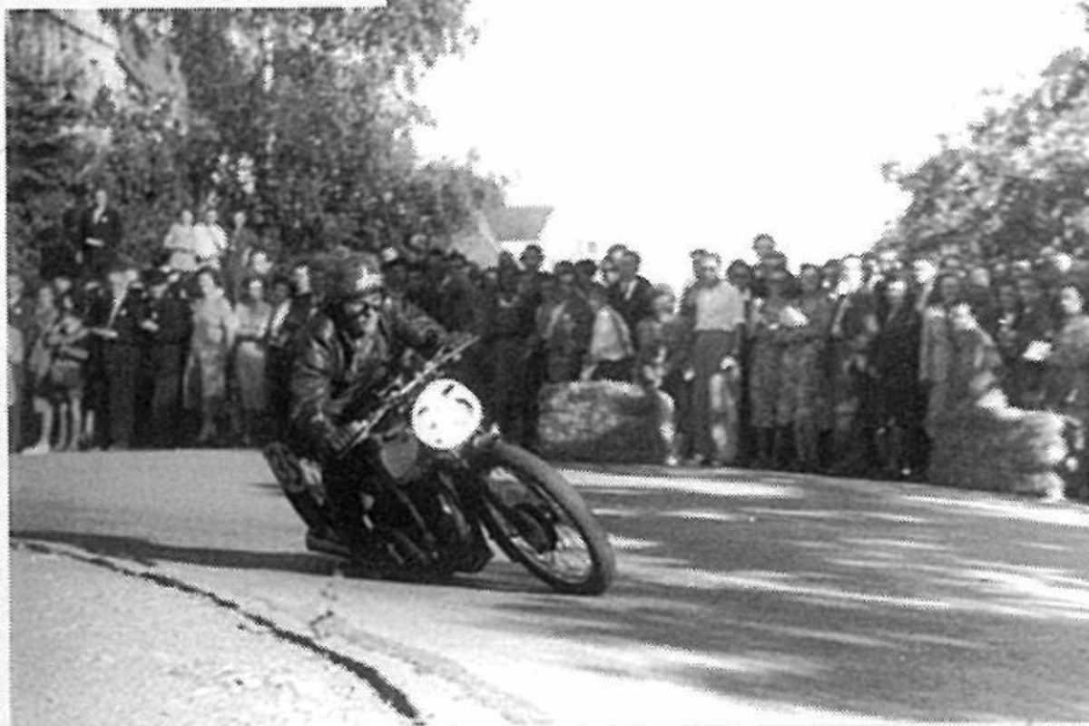 Siegfried Schlenker auf seiner Norton in der Rosengarten-Kurve in gekonnter Schräglage zum Sieg beim Hammerstatt-Rennen 1950