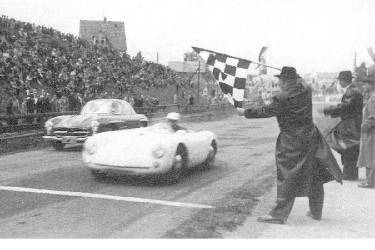 Prestigeduell 1955 beim Schwenninger Hammerstatt-Rennen - Zuffenhausen vs Untertürkheim: Der Braunschweiger Kurt Ahrens im James Dean-Porsche Spyder liegt bei der Zieldurchfahrt knapp vor Fürst Joachim zu Fürstenberg im Flügeltürer-Mercedes