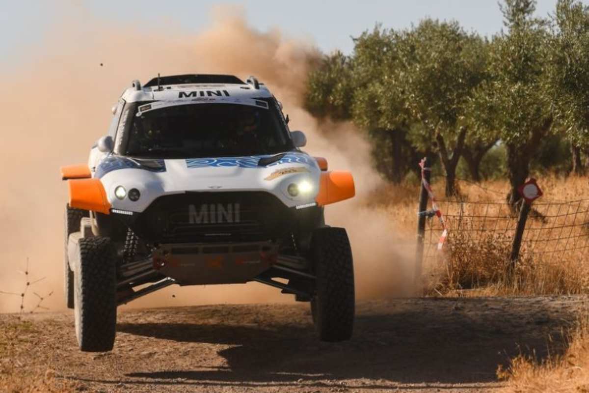 Das französisch-belgische Team de Mevius/Baumel im X-raid Mini JCW Rally 3.0i im Tiefflugmodus