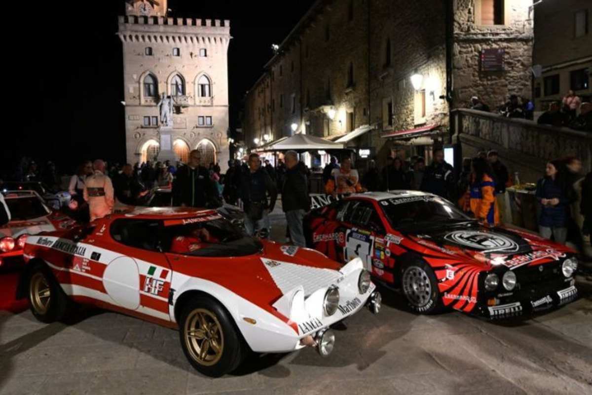 Nächtliche Präsentation von Lancia-Leckerbissen in der Altstadt von San Marino