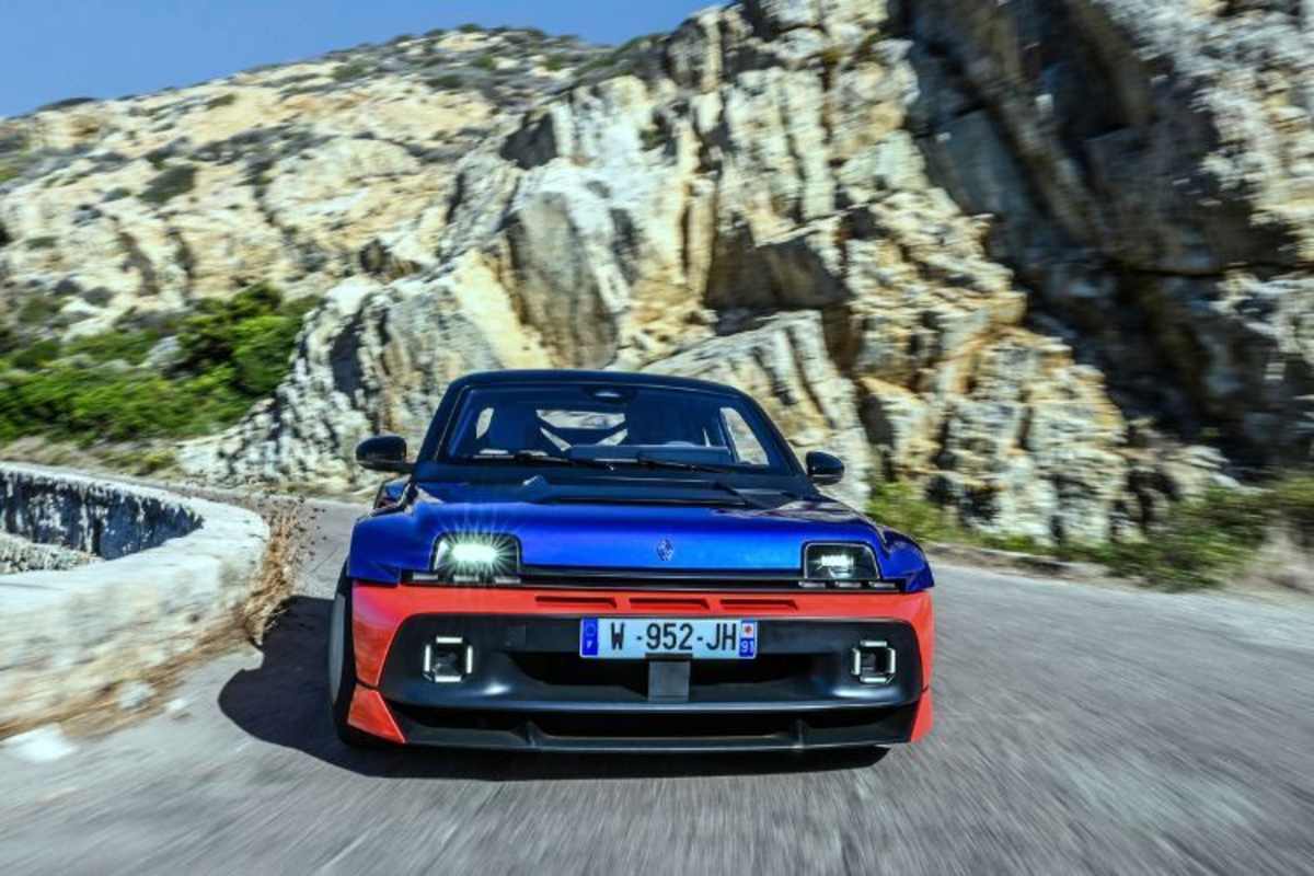 Der Renault 5 Turbo 3E kraftvoll und agil im Kurvenlabyrinth auf Korsika