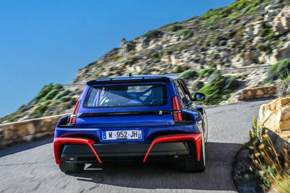 Das 555 PS-E-Kraftpaket zeigt sein imposantes Hinterteil in den Bergen von Korsika