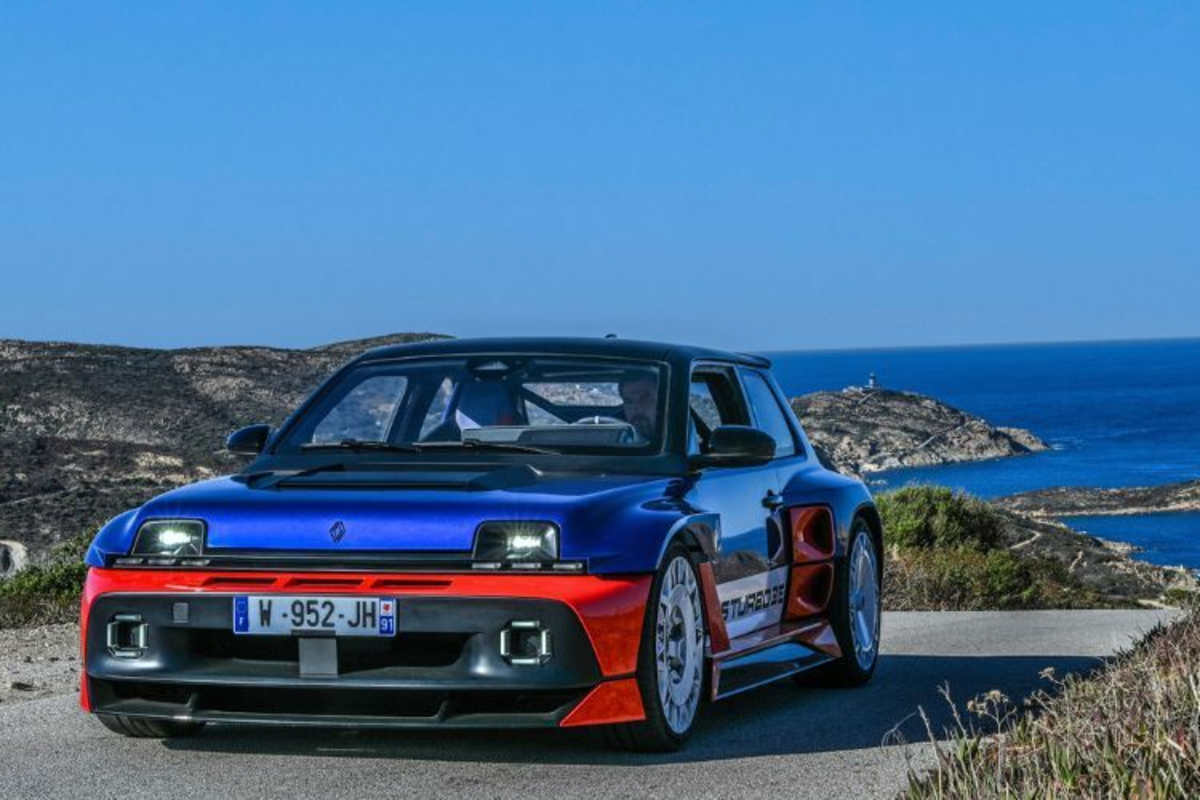 Die Farbe blau wie das Meer: Der neue Renault 5 Turbo beim öffentlichen Debut auf Korsika