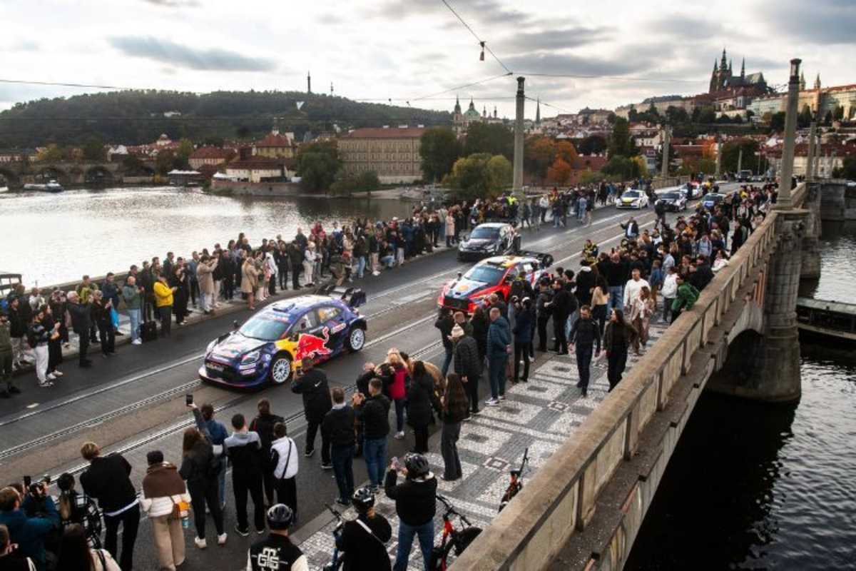Fahrt hintereinander im Gänsemarsch über Moldaubrücke in Prag: Sami Pajari,  Adrien Fourmaux und Gregoire Munster