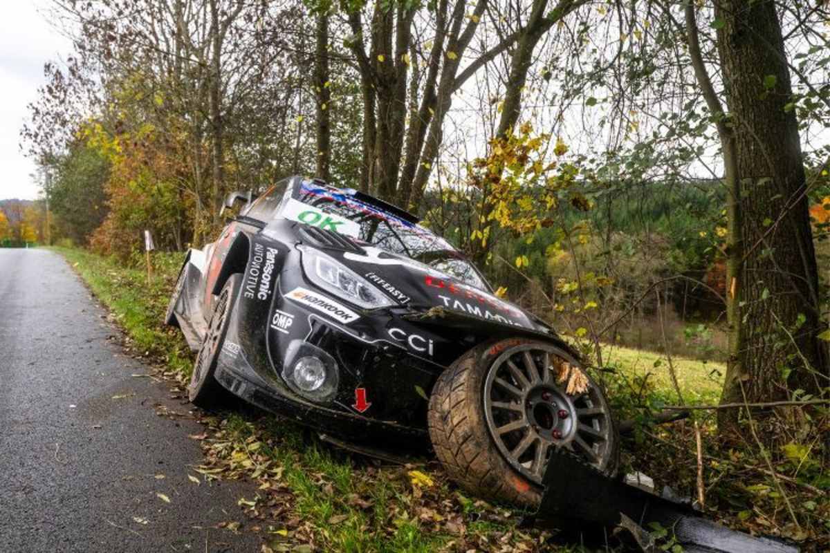 C`est ne pas possible: Sebastien Ogier (Toyota) musste die CER nach einem Ausrutschter in WP 10 aufgebenger